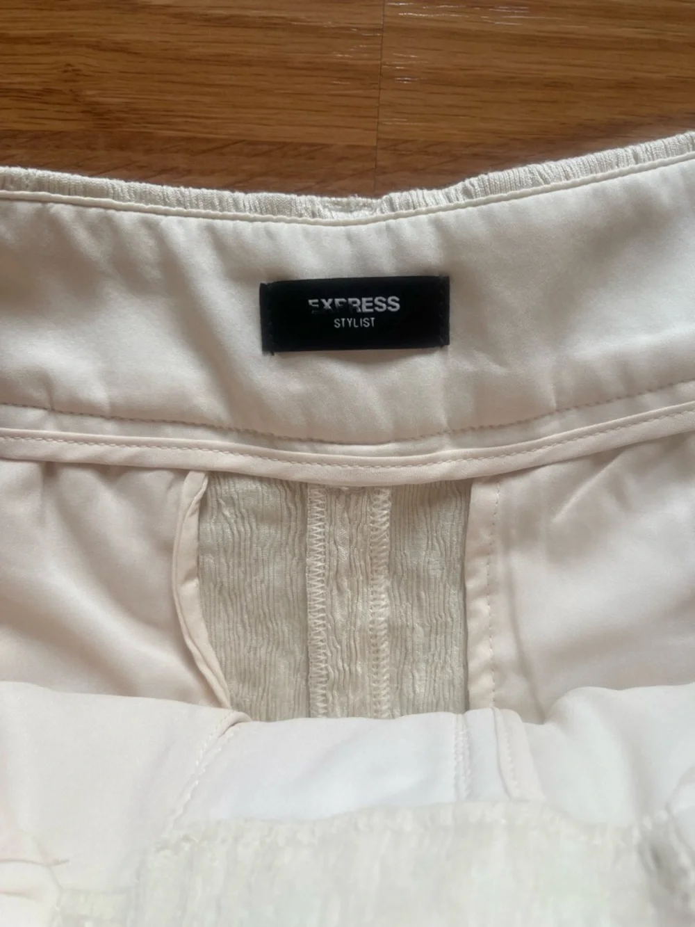 NWOT Express Women's Tailored Linen-Blend Dressy Shorts - Picture 2 of 3